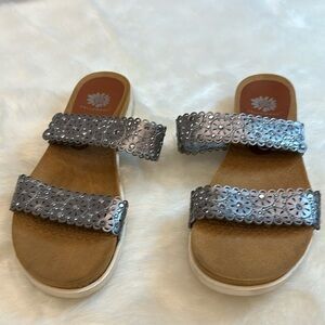 Yellow box gray with bling adjustable back strap size 9M